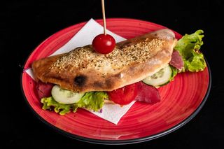 Sendvič dimljeni losos u pizza tijestu