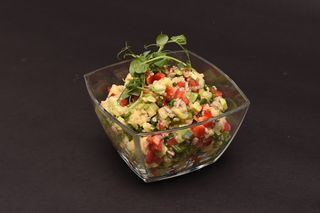 Salată cu avocado si quinoa