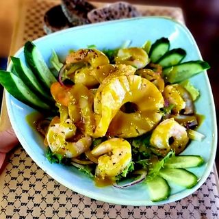 Sałatka Krewetki na Hawajach