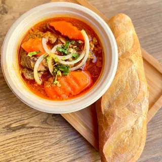 Bánh mi bò kho / Spezzatino di manzo piccante con pane