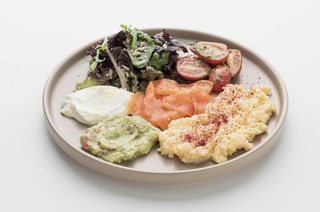 Фирменный завтрак с лососем.