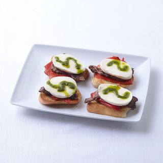 Montaditos De Ternera Con Piquillo Y Queso