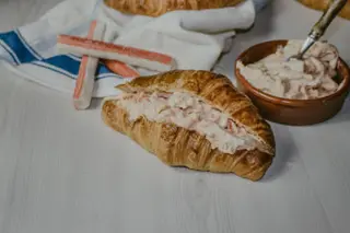 Croissant de cóctel de cangrejo