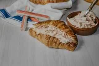 Croissant de cóctel de cangrejo