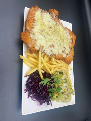 Kotlet drobiowy z serem, frytki, surówka