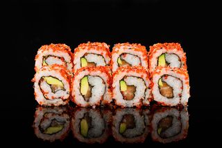 Урамаки Калифорния с авокадо и сьомга (8бр)