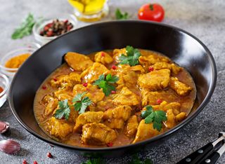 Curry piletina sa domaćim pecivom