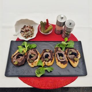 BRUSCHETE CU ANCHOIS SI CAPERE