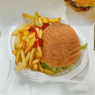 Menú hamburguesa con patatas y refresco