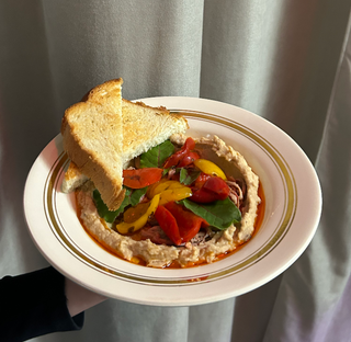 Толочена квасоля з рваною індичкою та маринованим перцем