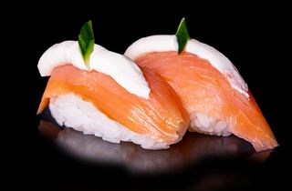 Нигири пушена сьомга и филаделфия (96г)