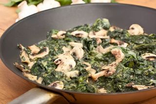 Спанак с гъби и сирена