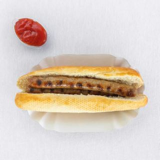 Сандвич с карначе и сос + салата по избор + Айрян