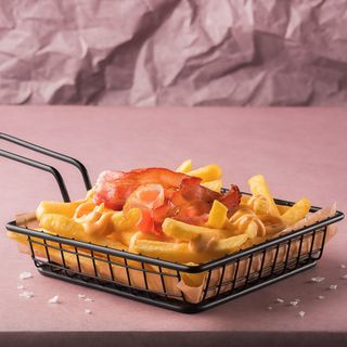 Кранч-бокс з беконом та сирним соусом