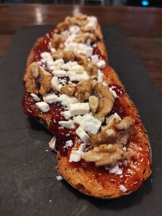 Tostada De Mermelada De Fresa Con Rulo De Cabra Y Nueces