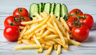 Пържени картофи, домати и краставици