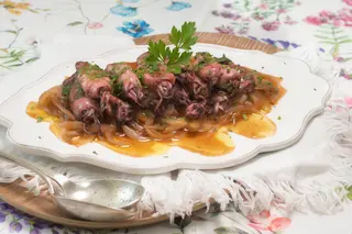 Chipirones encebollados