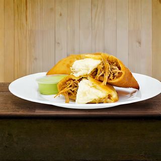 Empanada de Carne Desmechada con Queso Blanco