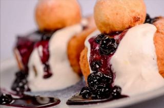 Papanasi cu smantana si dulceata