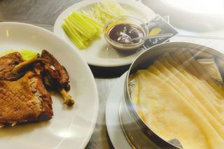 27.  ¼ Pato Crujiente Con Tortitas