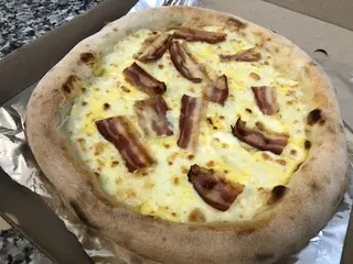 Carbonara pizza