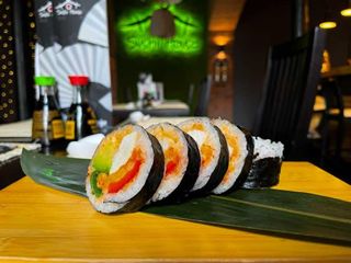 Futomaki z kurczakiem w tempurze