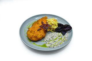 Шницель из индейки с салатом Коул слоу