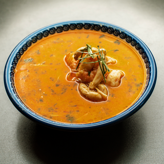 Zupa Tom Kha Hed z krewetkami i kalmarami