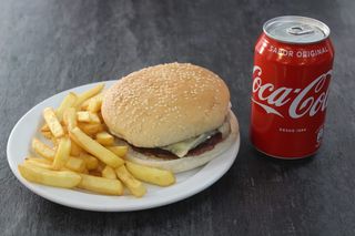 Hamburguesa Con Queso Con Papas Fritas Y Refresco Lata, vasito de helado 