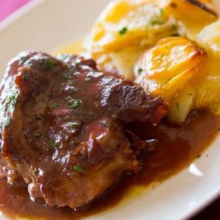 Carrillera de cerdo al vino tinto con patatas