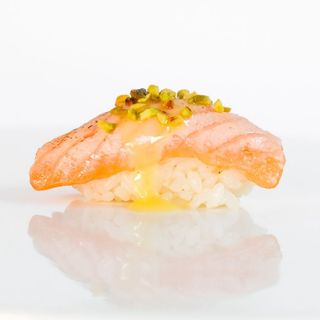 Nigiri flambé salmon pistacchio