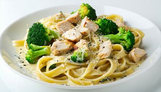 Талиатели с пиле, броколи и сметана