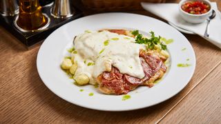 Ćureći file sa pršutom i dimljenim sirom