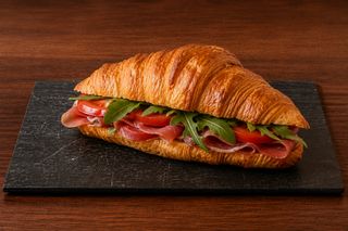 Croissant crudo, rucola e pomodoro