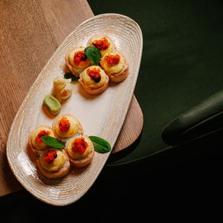 Рол з запеченим лососем та трьома сирами