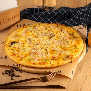 Пицца с копченой курицей и грибами