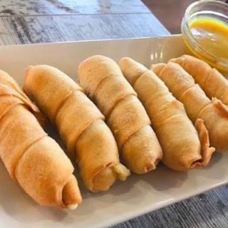 Tequeños con salsa mostaza y miel