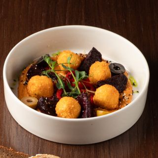 Хумус с сырными шариками