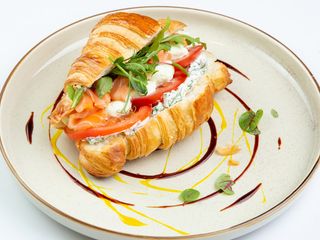 Круассан с семгой