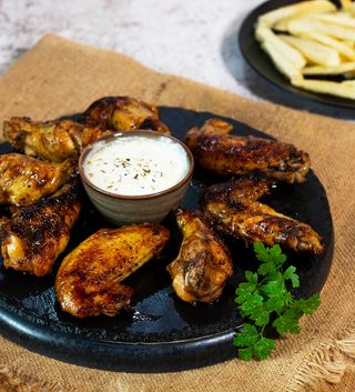 Tapa alitas adobadas