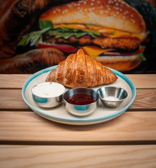 Круасан з малиновим джемом та битим маслом