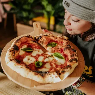 Pizza Regina Margherita con Jamón (32 Cm.)