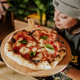 Pizza Regina Margherita con Jamón (32 Cm.)