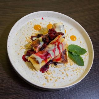 Млинці з вишнею та маком  з соусом Сабайон (330г)