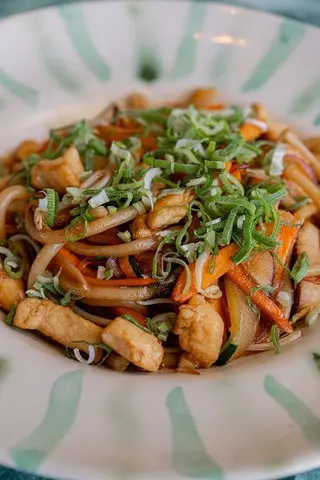 Pasta fresca con pollo de granja y verduras