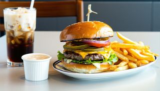 Burger cu side, sos si suc