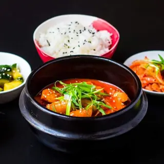 TTEOKBOKKI + RYŻ + ZESTAW BANCHAN