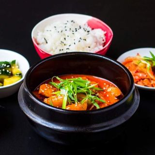 TTEOKBOKKI + RYŻ + ZESTAW BANCHAN