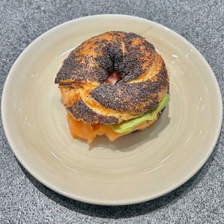 Bagel salmone guacamole cream cheese