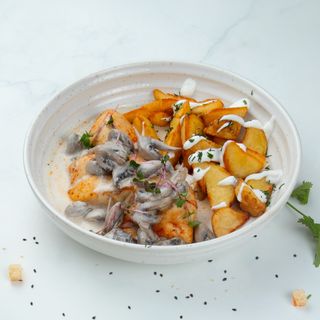 Куриное филе с картофельными дольками.